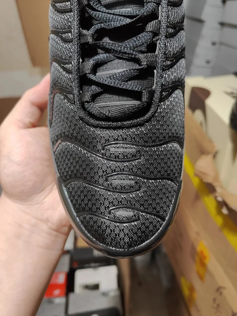 Black Nike Air Max Plus TN — Photo 4