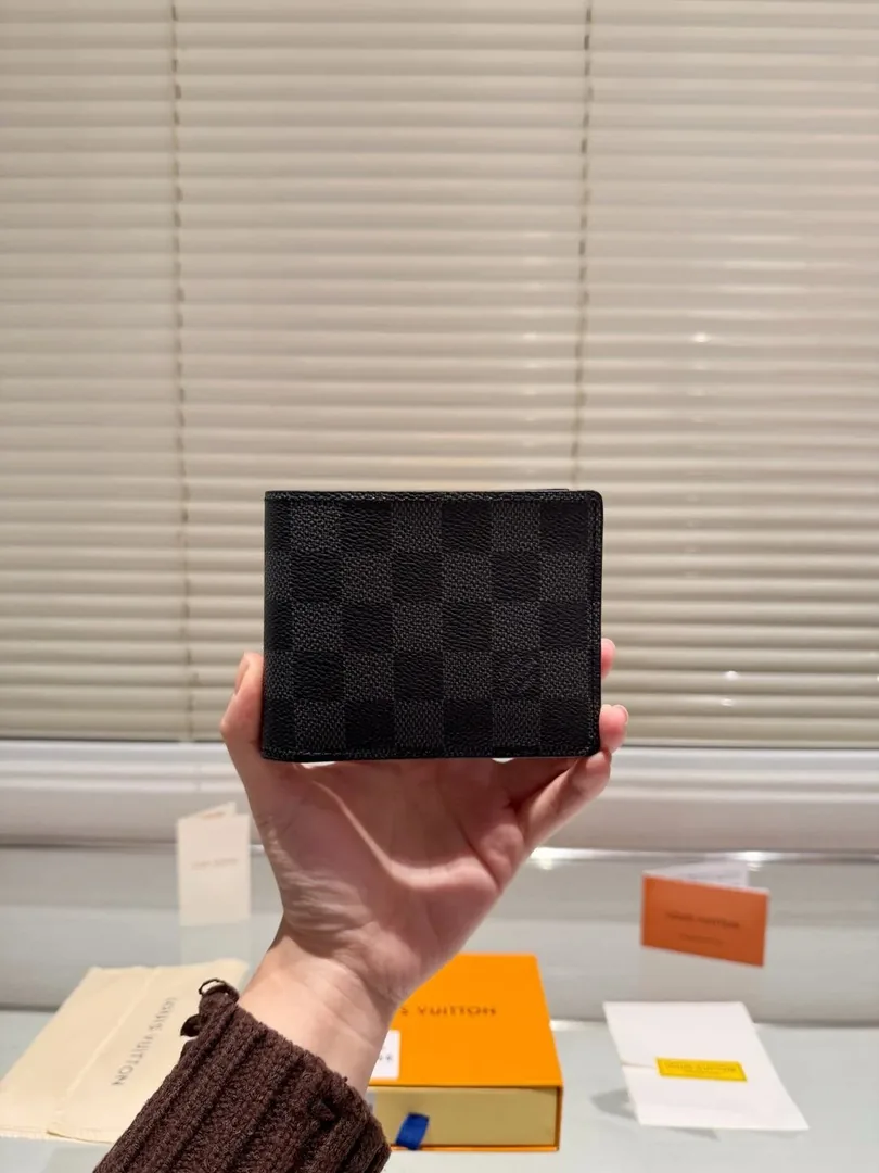 Louis Vuitton Leather Wallet — photo 2