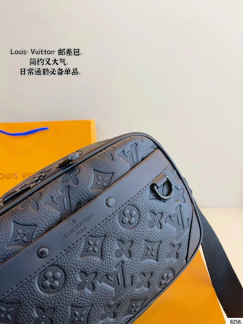 Louis Vuitton Leather Camera Bag — photo 7