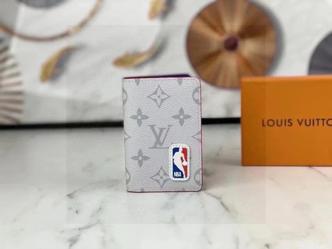 Louis Vuitton Short Leather Wallet — photo 11