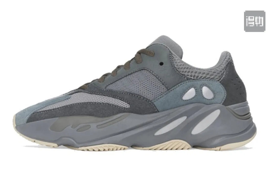 Yeezy 700 V1 V2 V3 Black Sneakers — Photo 12