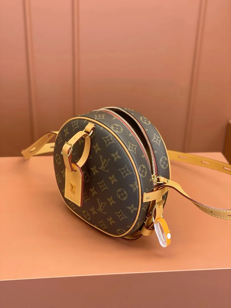Louis Vuitton Monogram Shoulder Bag — photo 4