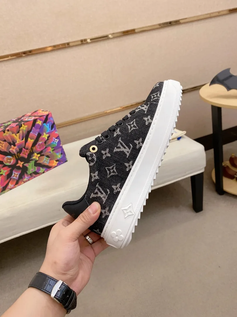 Louis Vuitton Daily Wear Low-Top Sneakers — photo 6