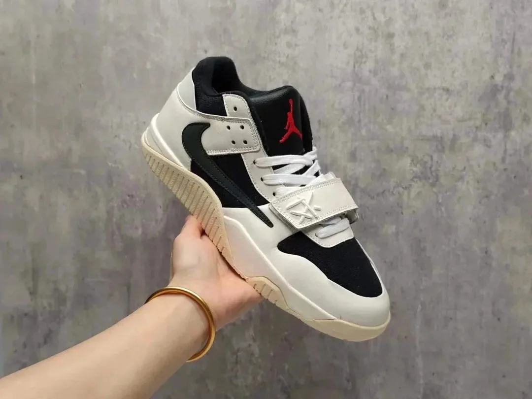 Jordan 1 White Basic Trainers — Photo 4