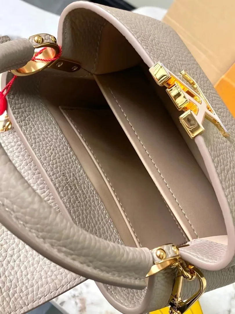 Louis Vuitton Leather Shoulder Bag — photo 7