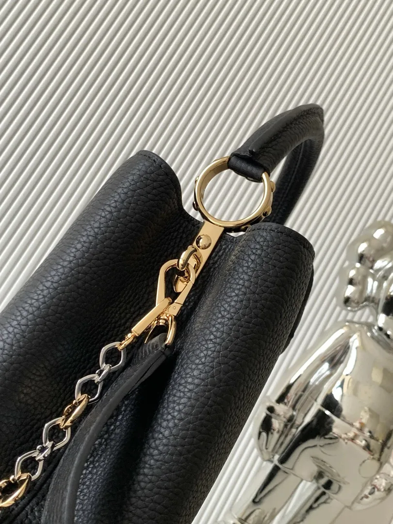 Louis Vuitton Capucines Handbag — Zdjęcie 6