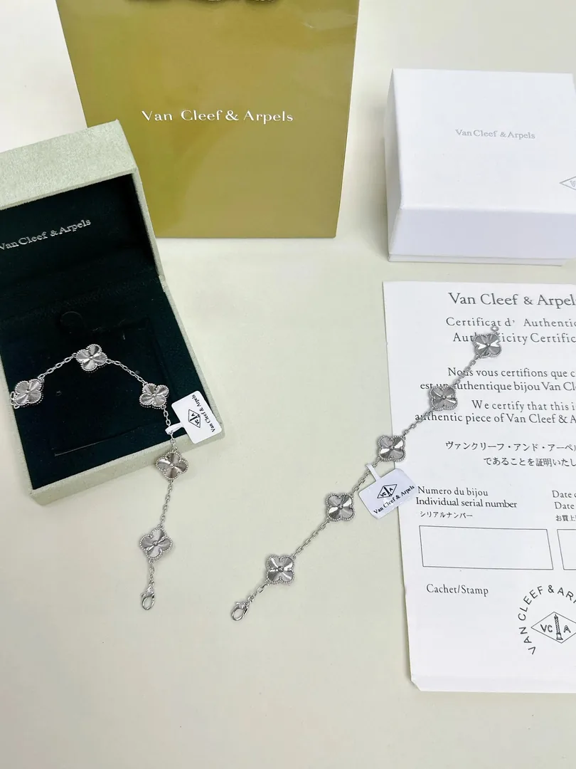 Van Cleef Arpels Clover Bracelet — photo 7