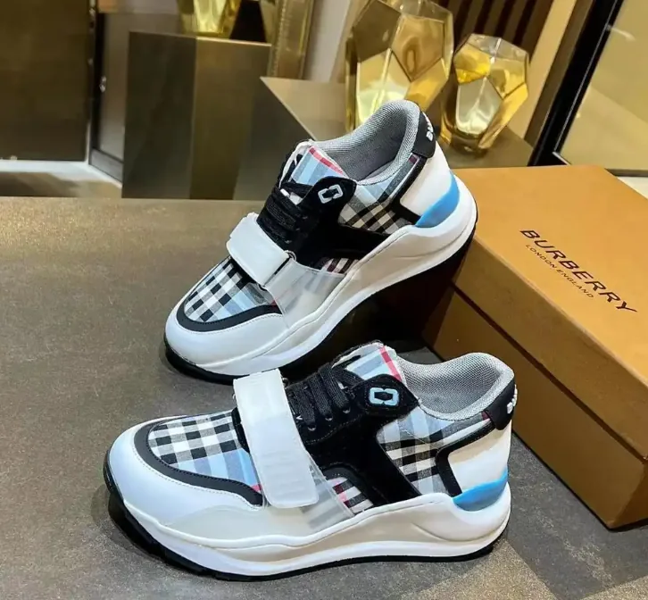 Burberry Sneakers — Photo 15