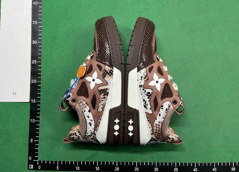 Louis Vuitton LV Trainer Grey Low-Top Runners — Photo 11