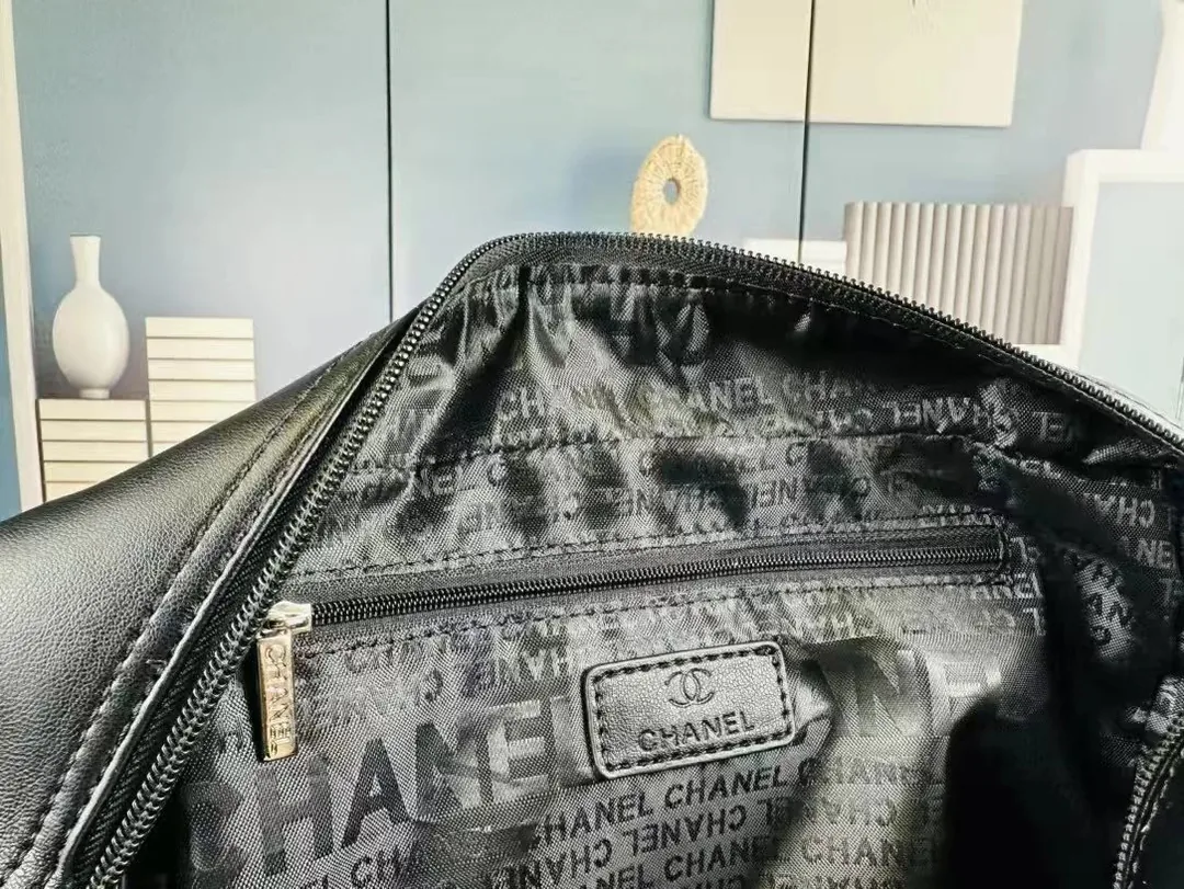 Chanel Leather Shoulder Bag — photo 3