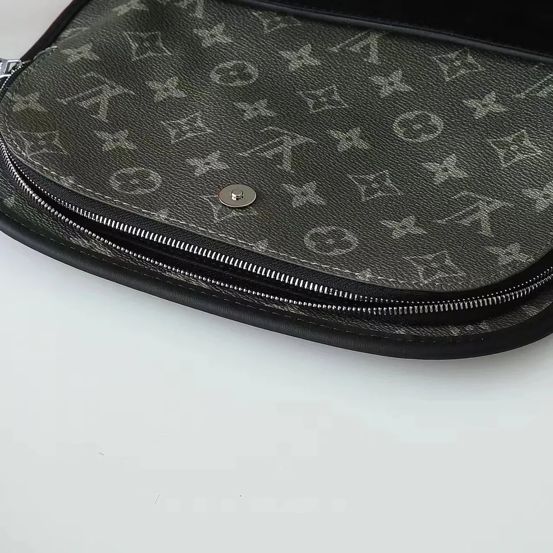 Louis Vuitton Leather Shoulder Bag — photo 4
