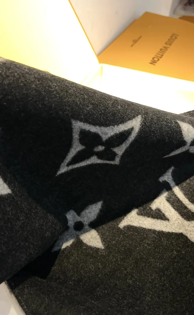 Wool Scarf — Photo 12