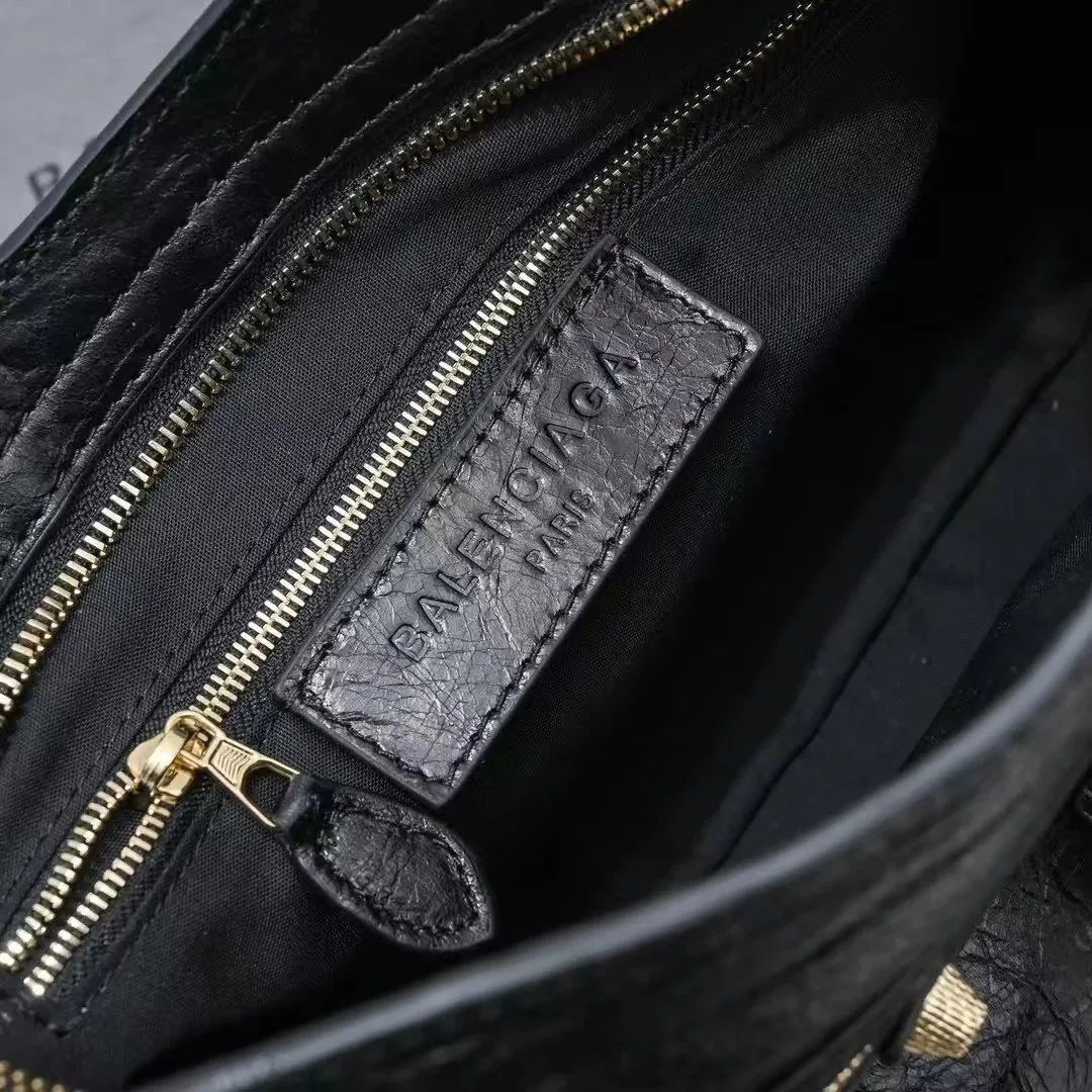 B Logo Accessory — photo 6