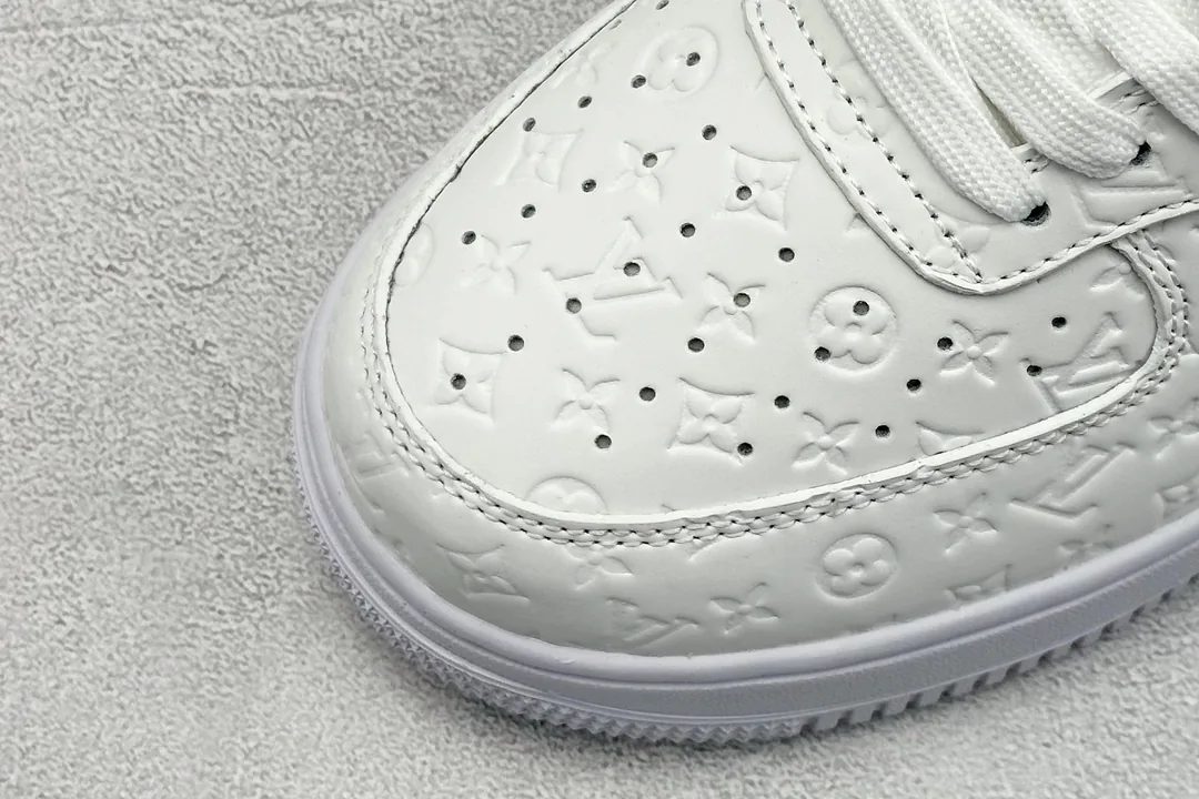 White Nike Air Force 1 — QC