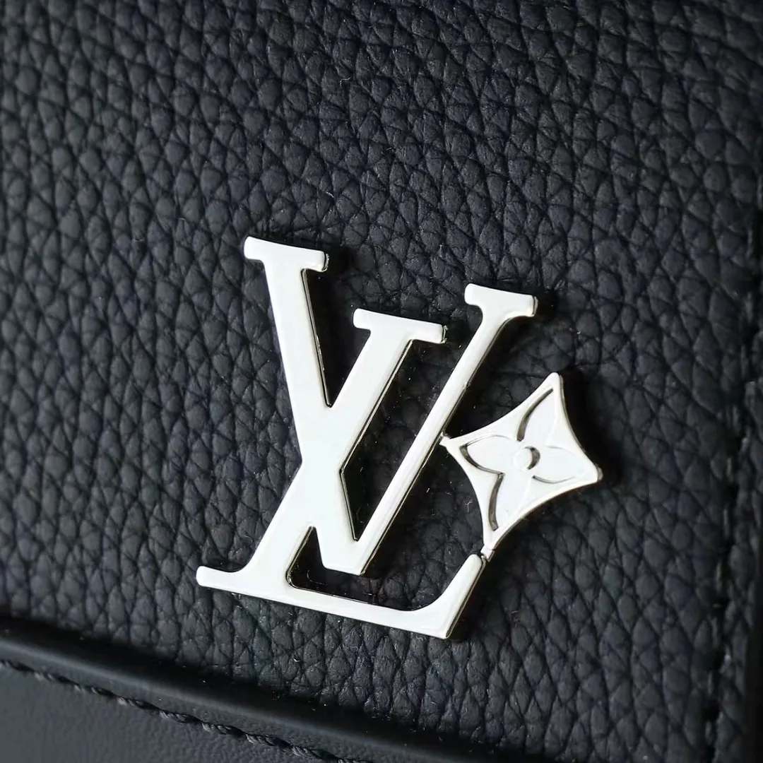 Louis Vuitton Leather Shoulder Bag — photo 5