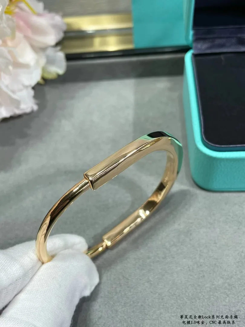 Gold Plated Smooth Lock Bracelet — Photo 6
