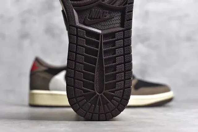 Jordan 1 Low Travis Scott Running Shoes — Photo 15