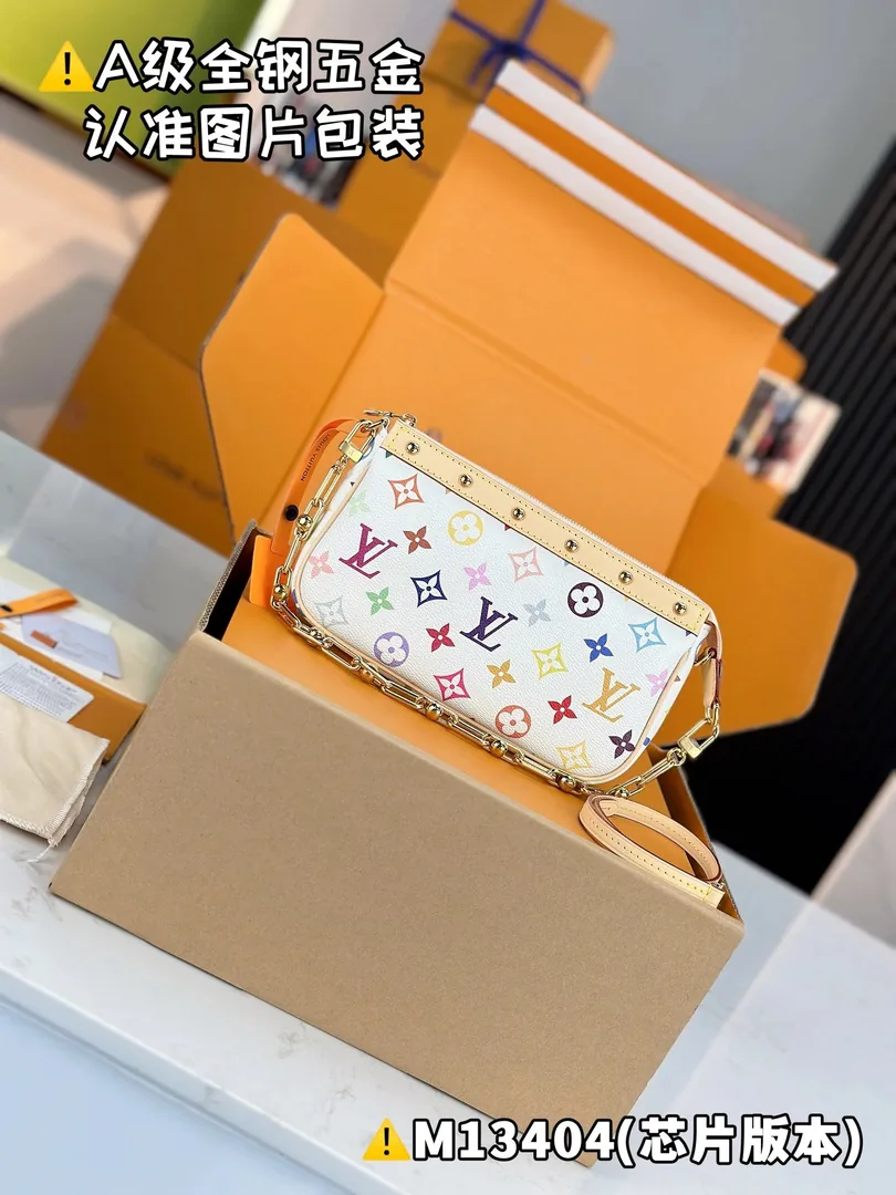 Louis Vuitton Pochette Bag — Zdjęcie 10