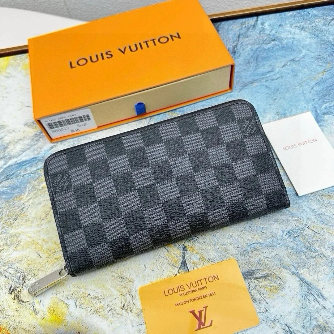 Louis Vuitton Leather Wallet — photo 12