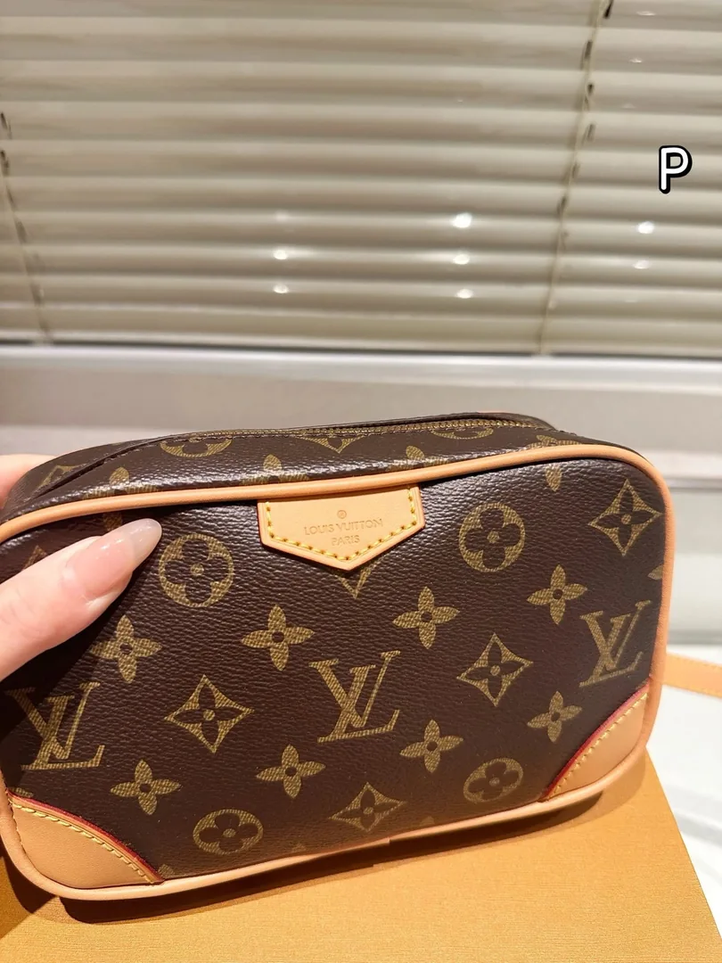 Louis Vuitton Leather Camera Bag — Zdjęcie 13