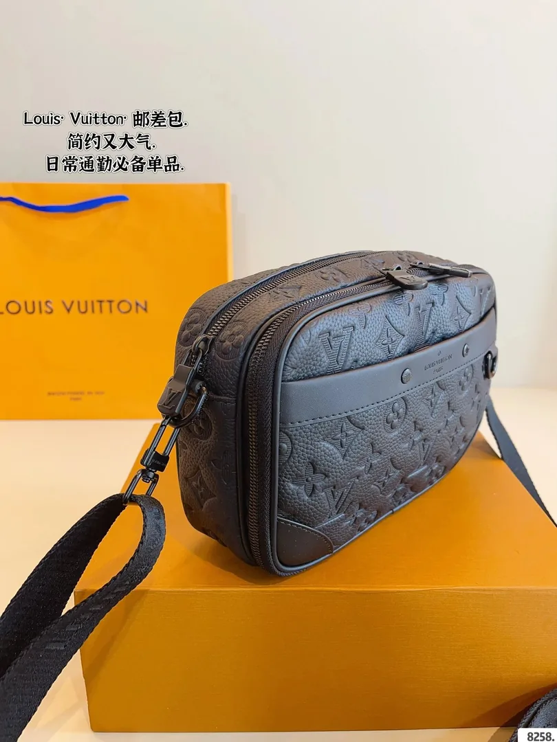 Louis Vuitton Leather Camera Bag — photo 6