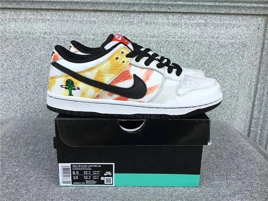 Nike SB Dunk Low Sneakers — Photo 4