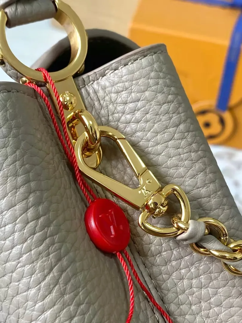 Louis Vuitton Leather Shoulder Bag — photo 9