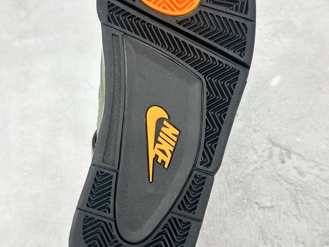 Air Jordan 4 Undefeated Green — Photo 7