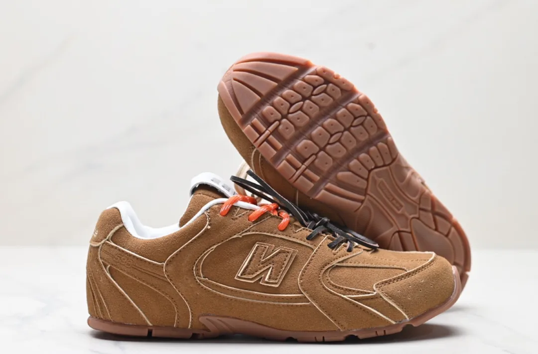 New Balance White Retro Jogging Shoes — Photo 14