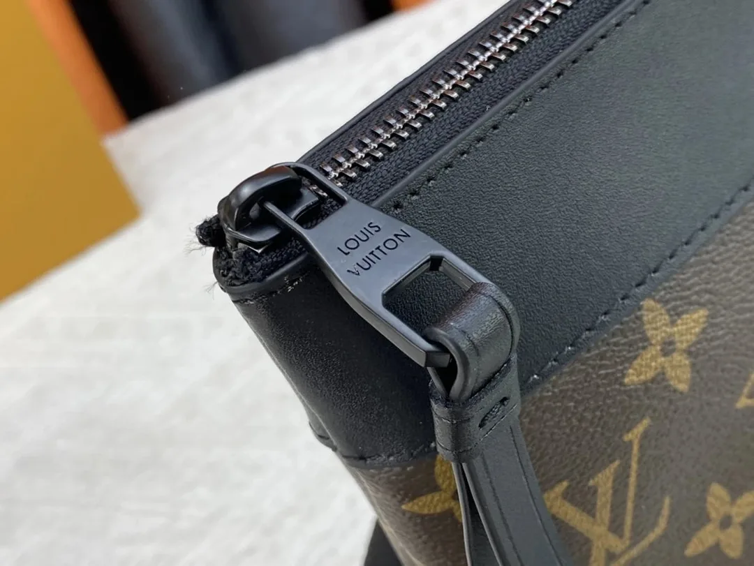 Louis Vuitton Leather Clutch — photo 7