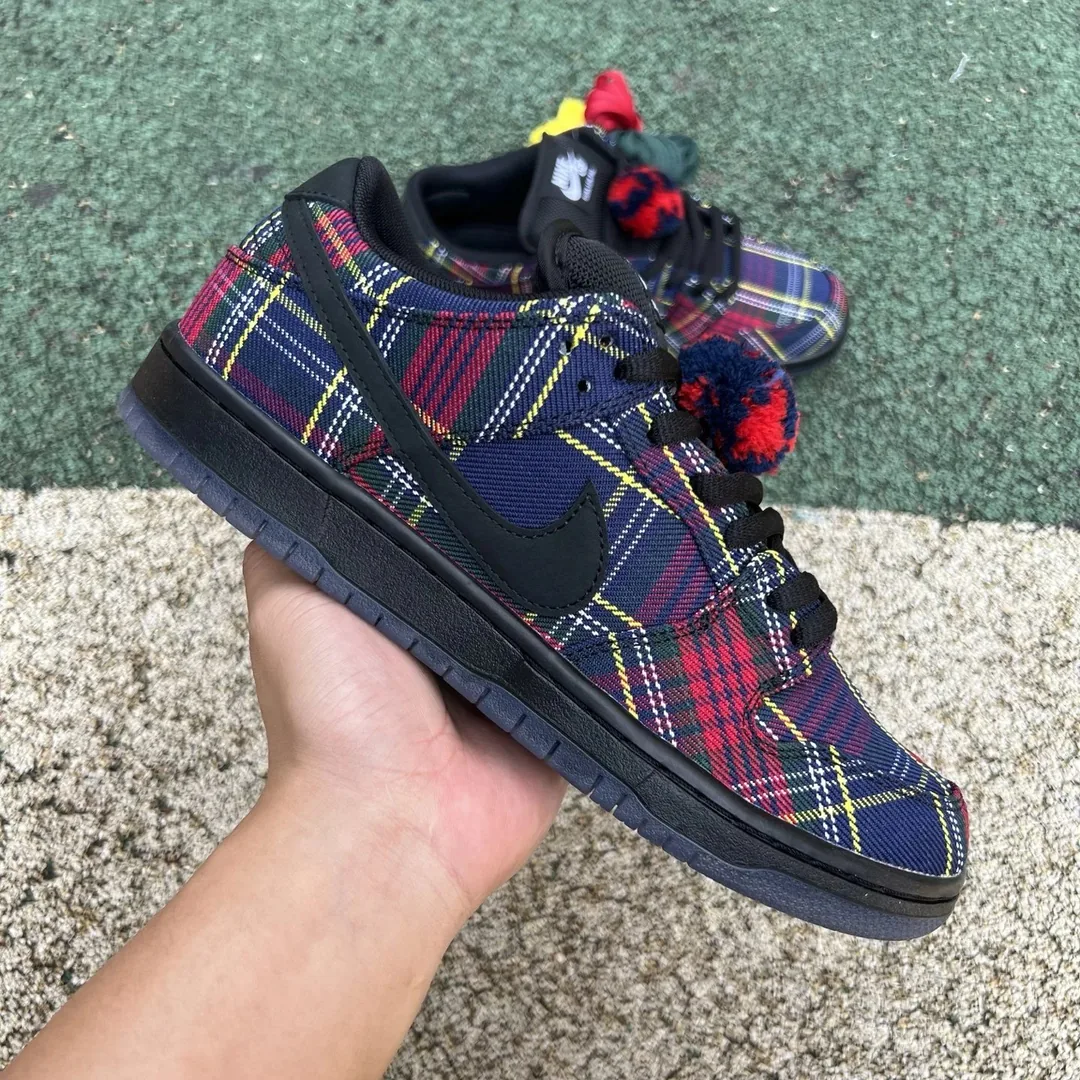 Nike Dunk Low SB Nardwuar Edition Sneakers — photo 2