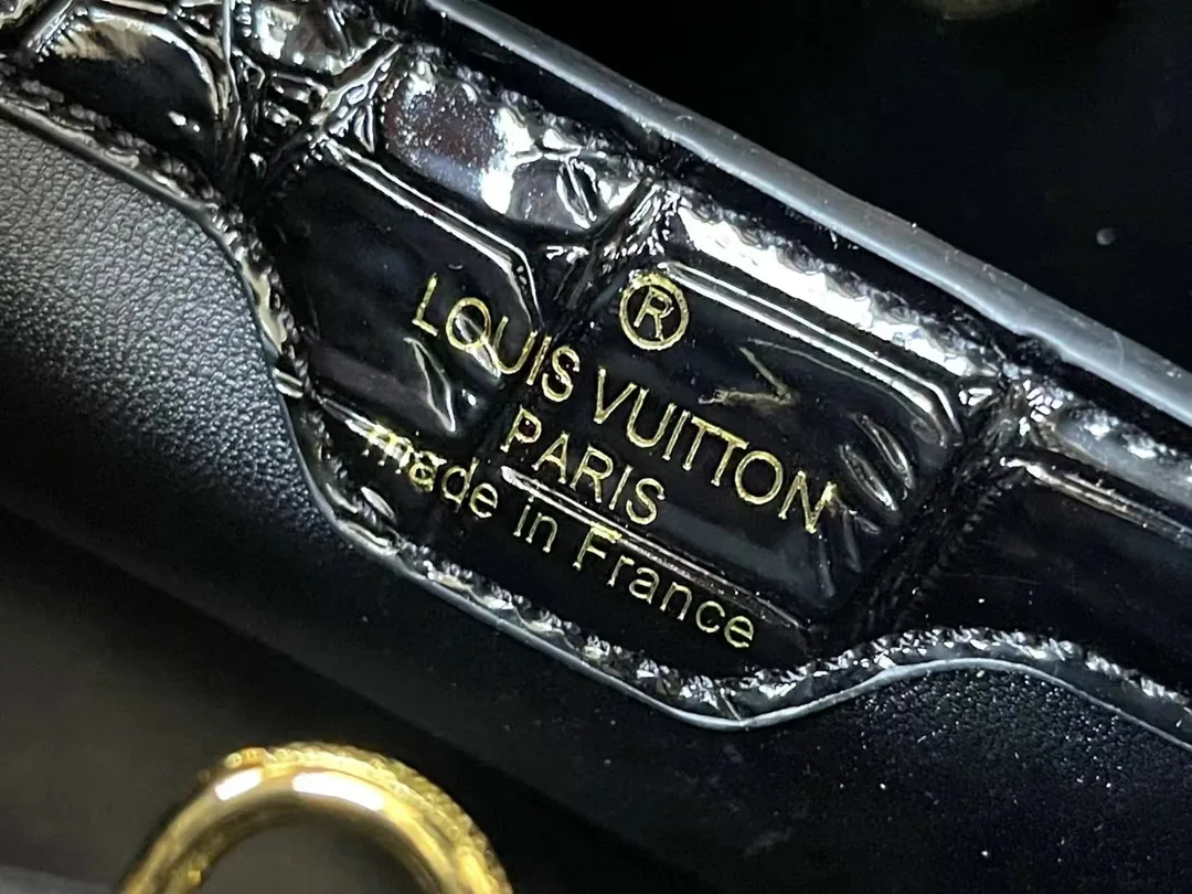 Louis Vuitton Leather Handbag — Photo 7