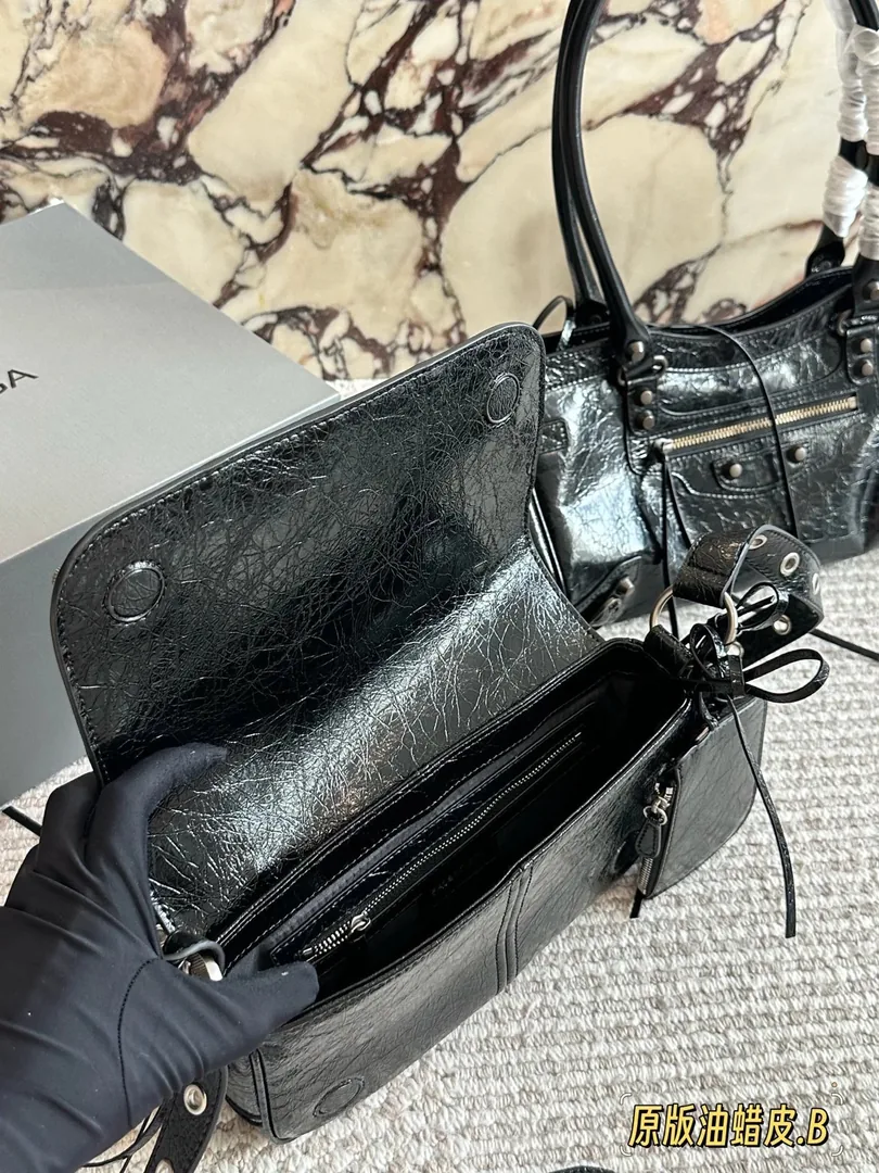 Balenciaga Le Duffle Waxed Leather Bag — photo 9