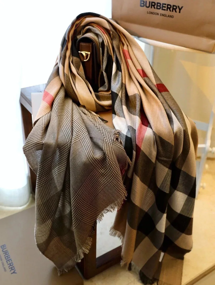 Double-Sided Cashmere Scarf — Photo 4