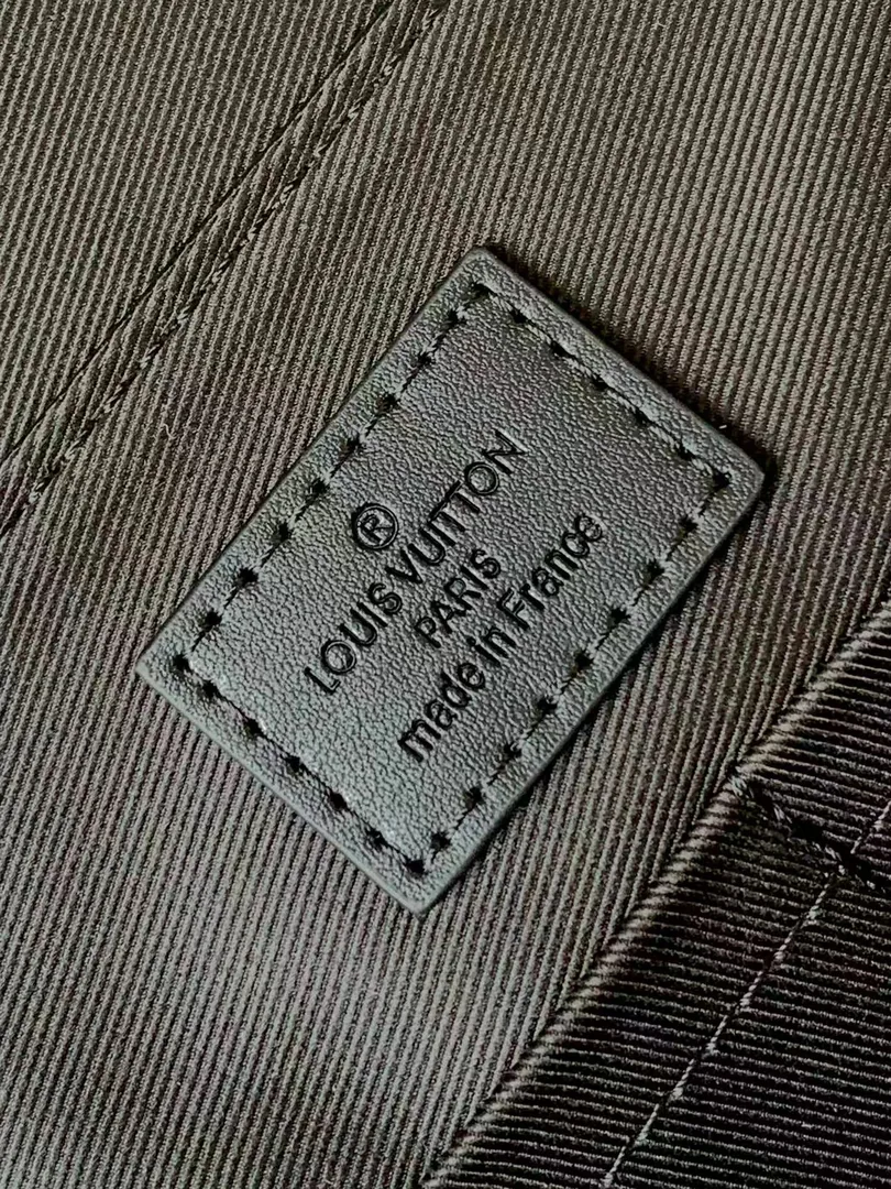 Louis Vuitton Takeoff Bag — Photo 9