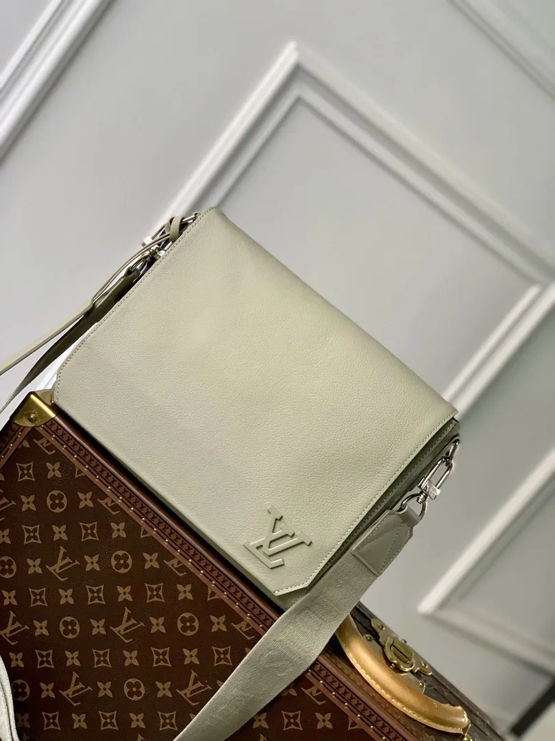 Louis Vuitton Takeoff Bag — Photo 11