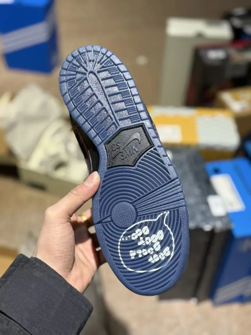Nike Dunk Low SB Nardwuar Collaboration Sneakers — Photo 2