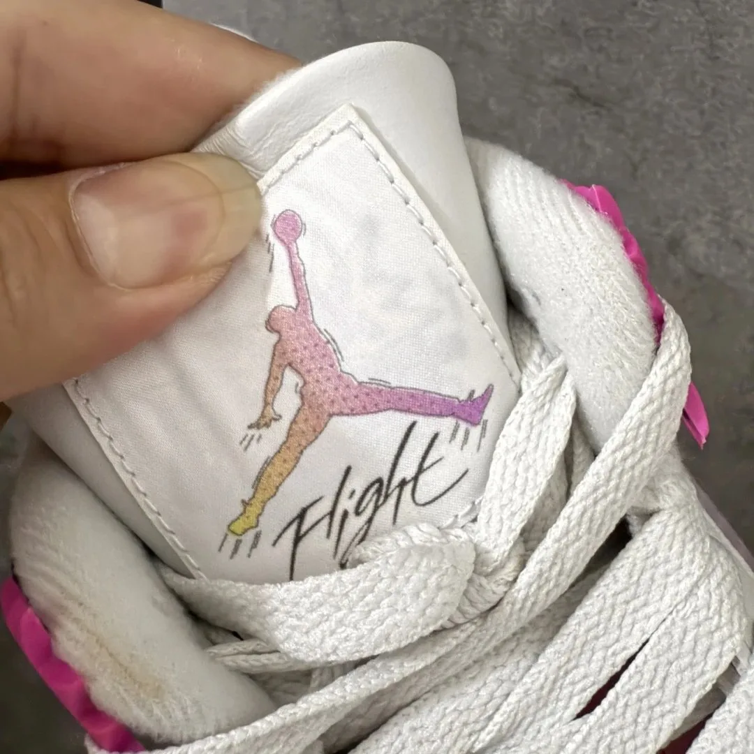 Air Jordan 4 Comic White Black — Photo 15