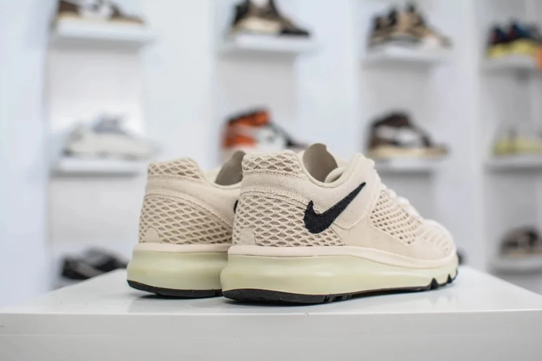 Nike White Retro Running Sneakers — Photo 6