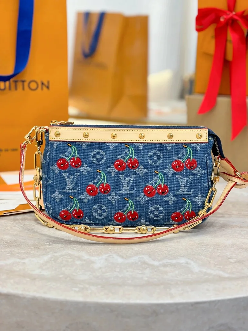 Louis Vuitton Pochette Bag — Zdjęcie 15