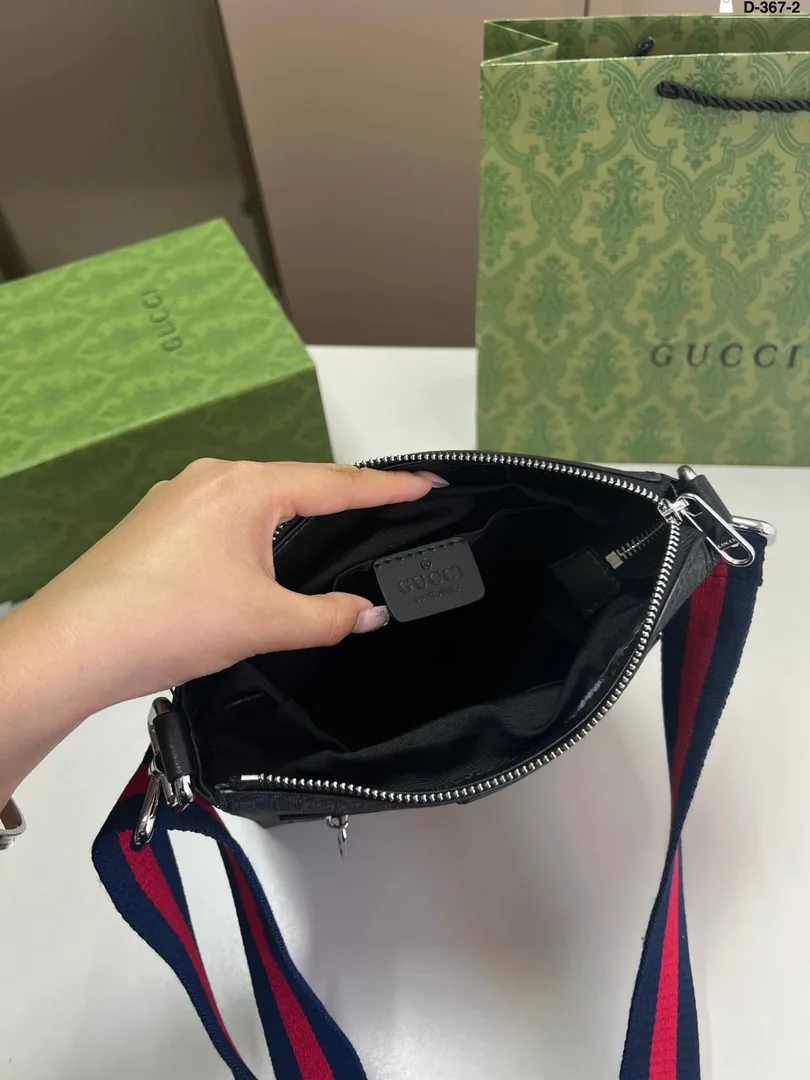 Gucci Messenger Bag — Photo 14