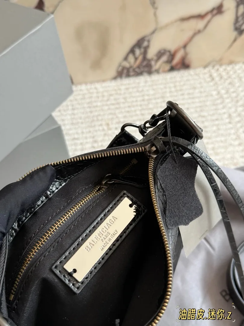 Balenciaga Waxed Leather City Bag — photo 12