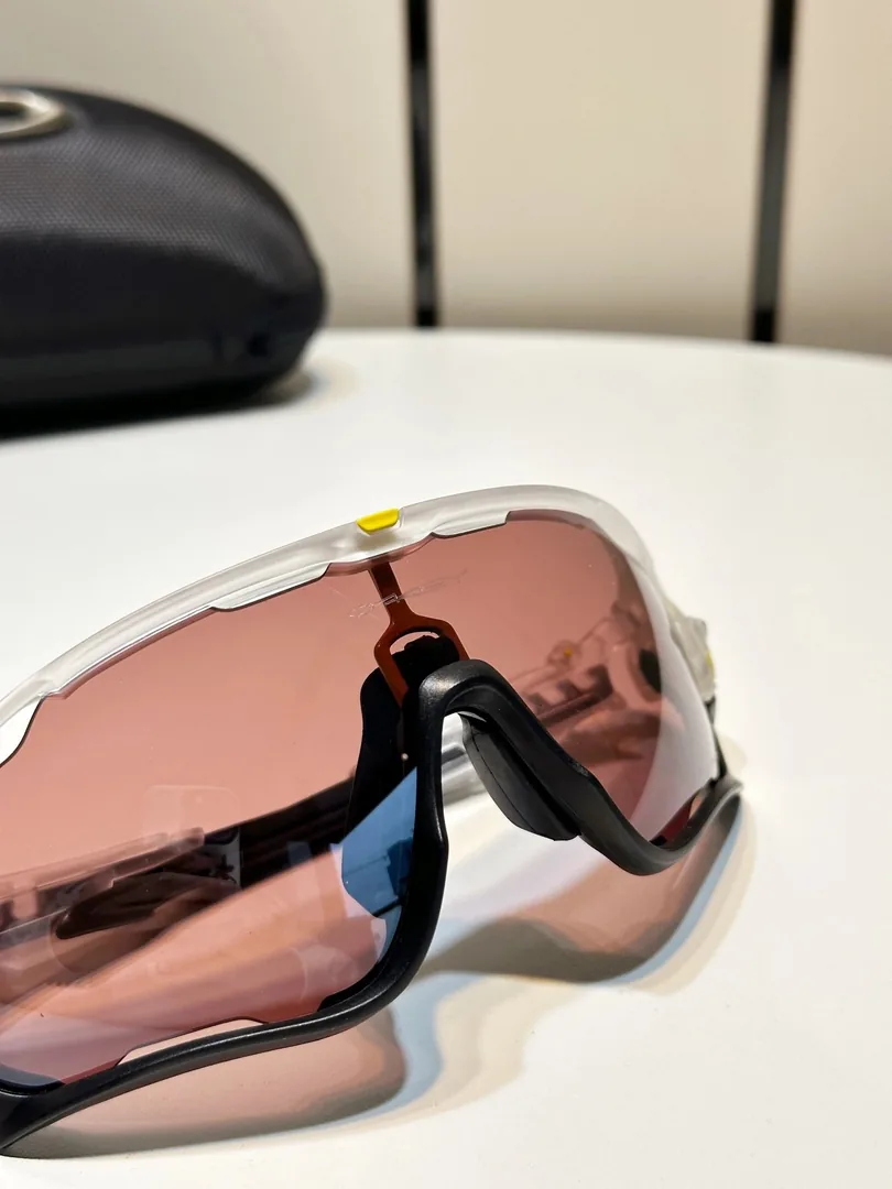 Polarized Lightweight Sport Sunglasses — Photo 12