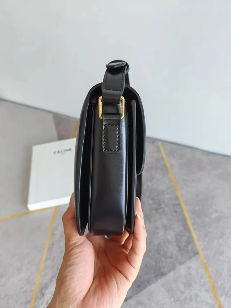 Chanel Leather Shoulder Bag — photo 8