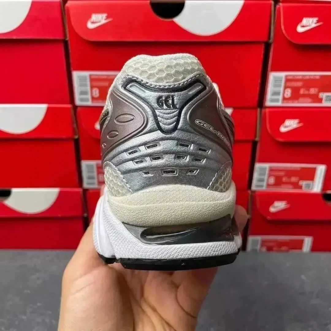 Asics White Athletic Sneakers — Photo 4