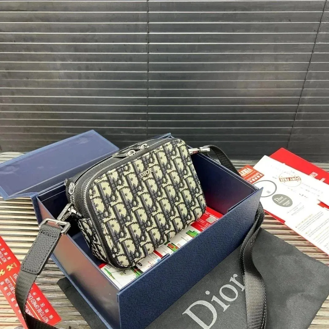 Small Square Camera Bag — Photo 4