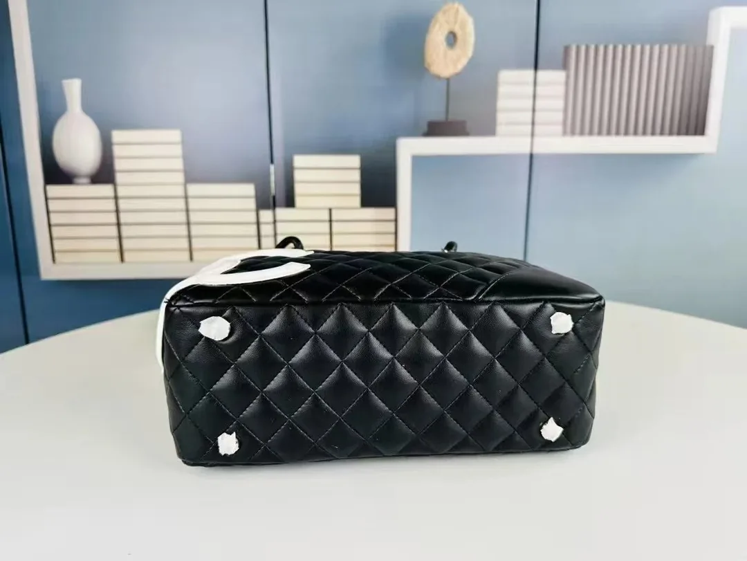 Chanel Leather Shoulder Bag — photo 5