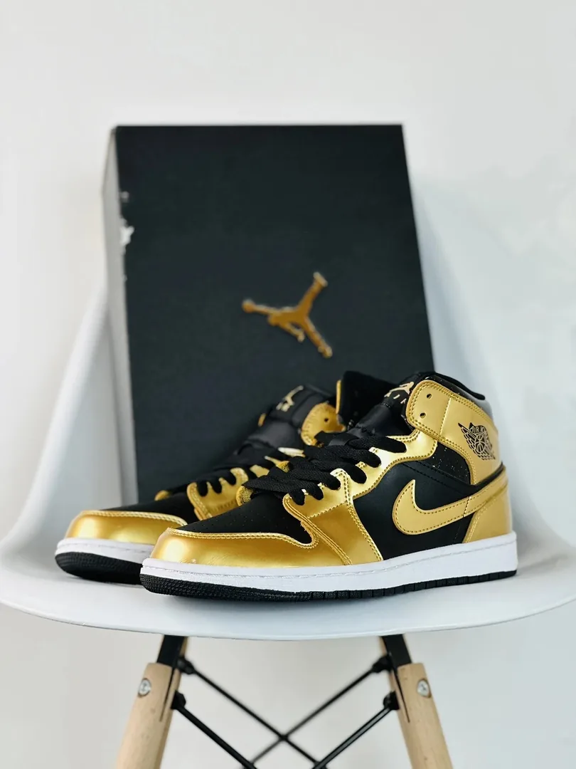 Air Jordan 1 High Metallic Gold — Photo 11