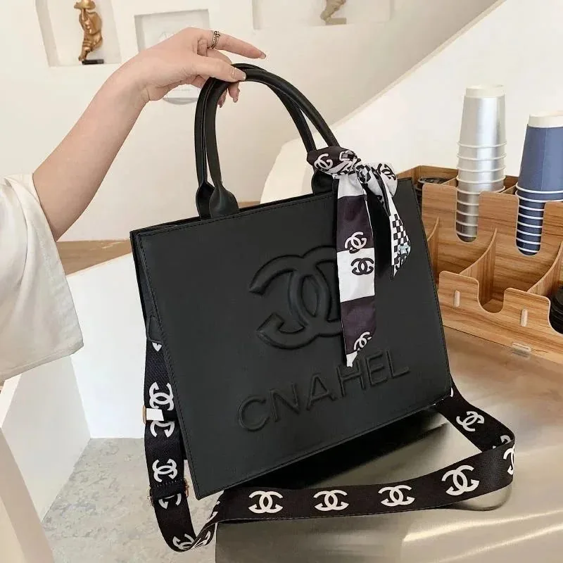 Tote Crossbody Bag — Photo 6