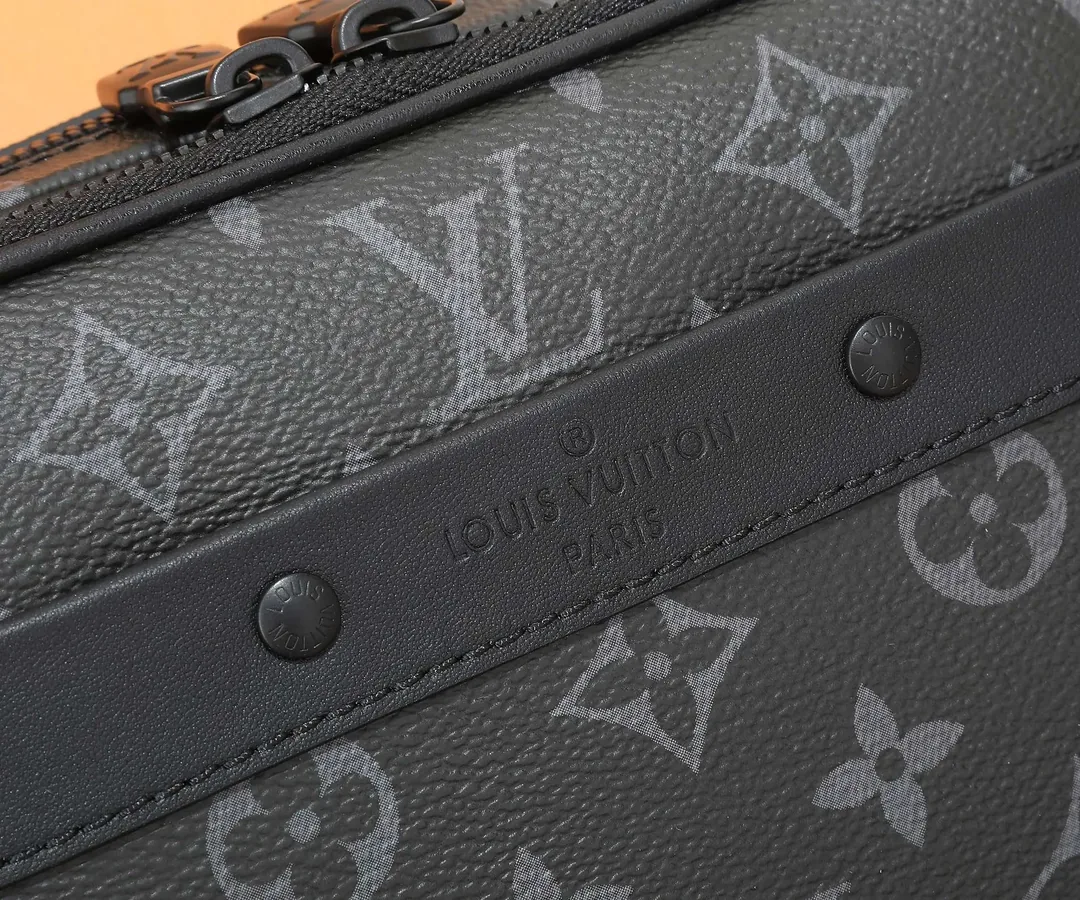 Louis Vuitton Alpha Messenger Bag — Photo 7
